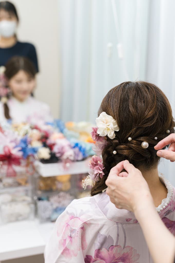 着物姿でヘアスタイリング中の様子
