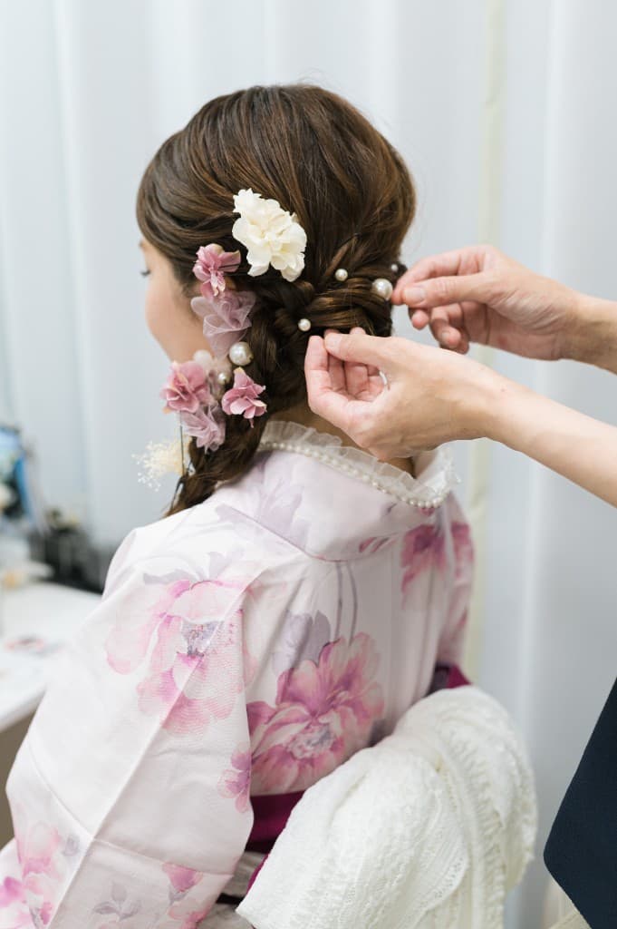 着物に合わせた丁寧なヘアメイクの様子